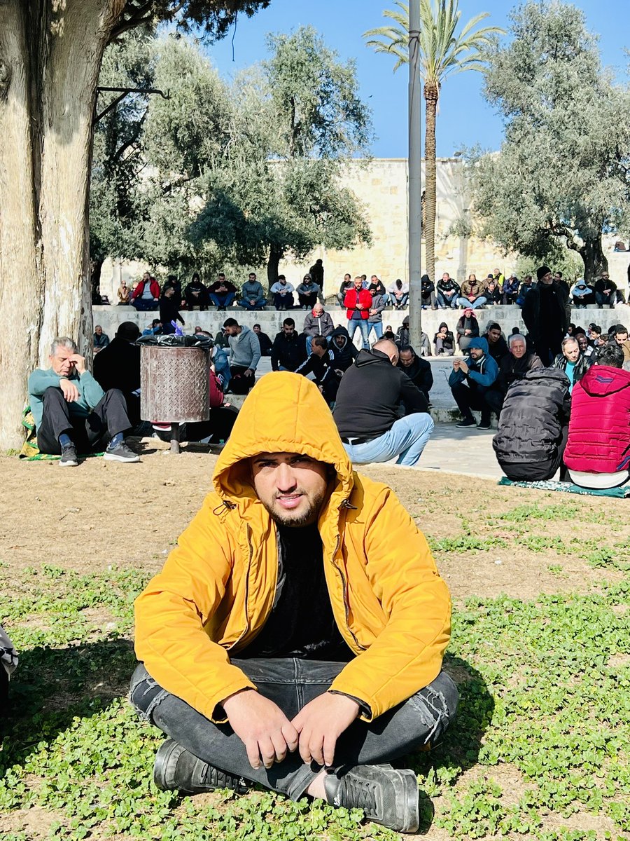 جعلوا مني انسان يَشُك حتى باللحظات السعيدة 🥀