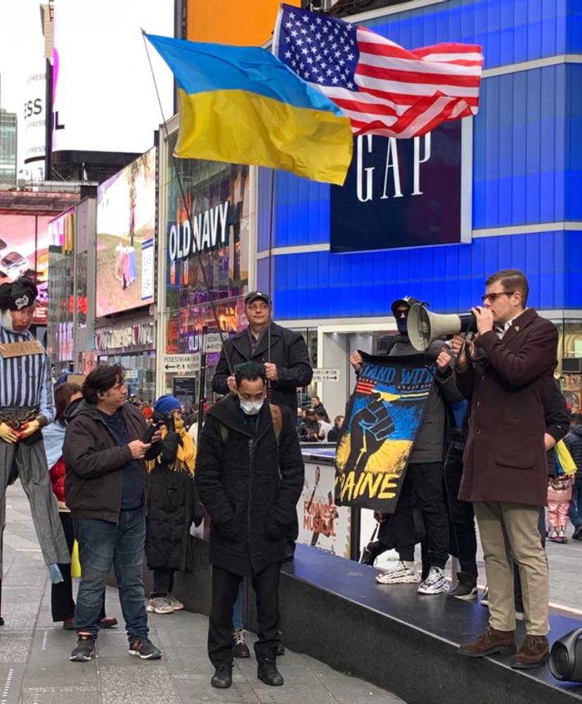 UDoNation_'s tweet photo. In New York, the Ukrainian diaspora organized another rally in support of Ukraine and against russian aggression. On Saturday, dozens of people came to Times Square with Ukrainian flags and placards.

#ArmUkraineNow
#StandWithUkraine 
#СлаваЗСУ https://t.co/0durytQDiZ