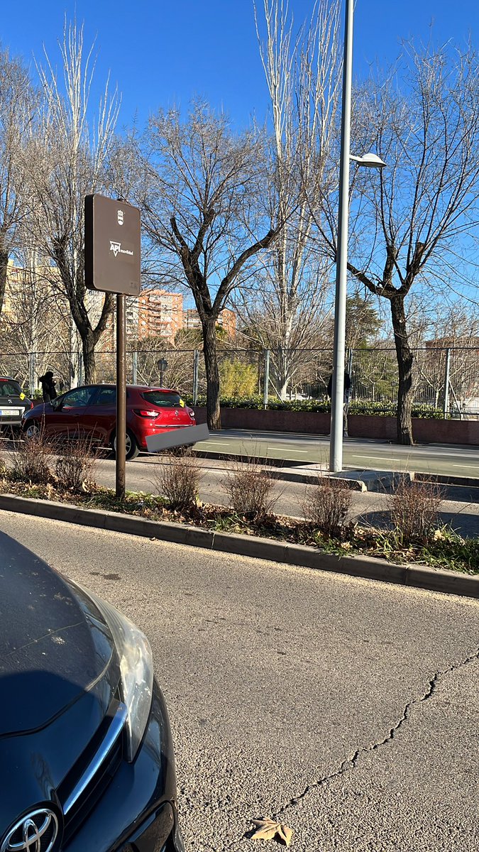 Anaremacha82's tweet photo. Ese coche lleva estacionado ahí desde hace algo más de un mes que tenga controlado, y digo tengo controlado porque todos los días me indigna ver lo mal aparcado que está y que así los demás gastemos gasolina dando vueltas como tontos. En la acera pegada al parque,frente al Alkor https://t.co/3CaqrYIihW