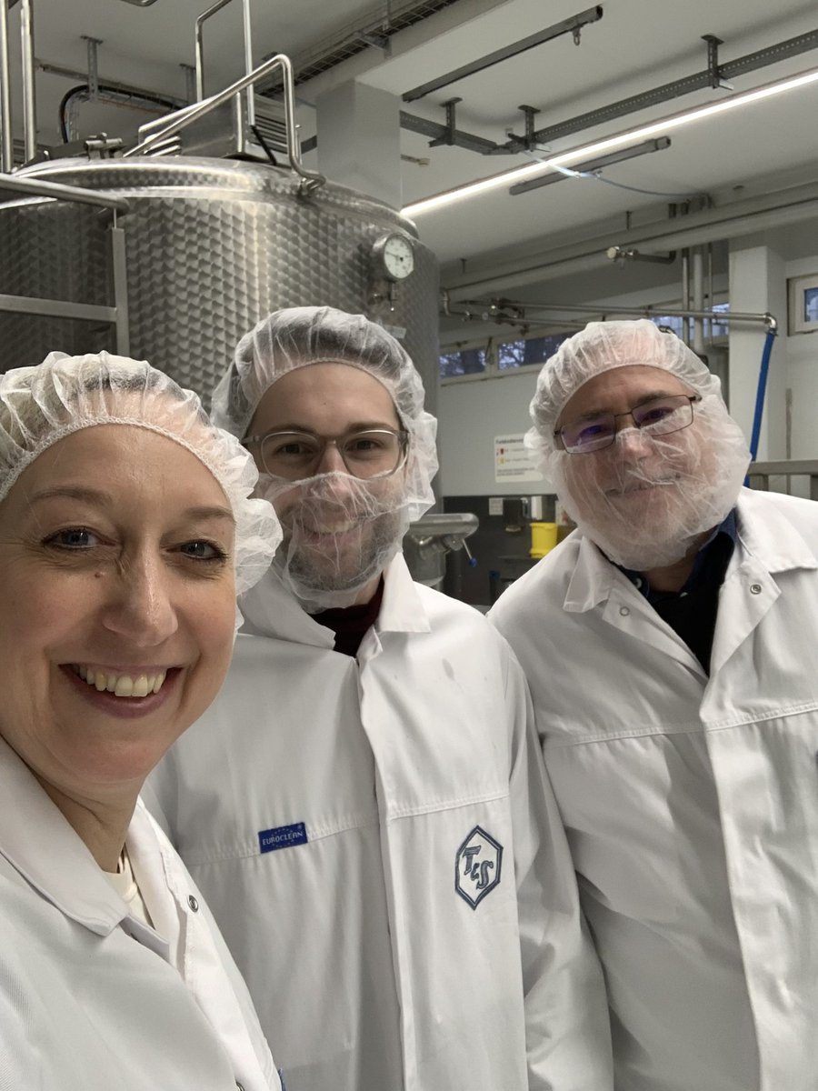 waren_e's tweet photo. Wir sind bereit für die BIOFACH 2023 in Nürnberg! Gemeinsam mit unserem Mitglied, der Tuchel &amp; Sohn GmbH, haben wir gestern die erste Transportbox gepackt. Danke an die ganze Familie Tuchel für die Einblicke und die Unterstützung!
#warenverein #livedabei #BIOFACH2023 https://t.co/4tMPTMKUt9