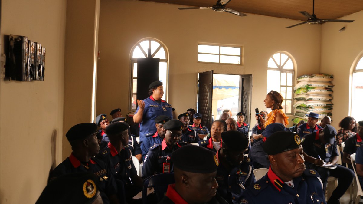 Ciepd_CWC's tweet photo. The Executive Director of CIEPD @egondue having an interactive session with Rivers State Civil Defence on Early Warning/Early Response (EWER) with focus on the 2023 Election
#VoteNotFight
#ElectionNoBeWar
#SayNoToElectoralViolence
#IAmAPeacActor https://t.co/RLG129KPQ6