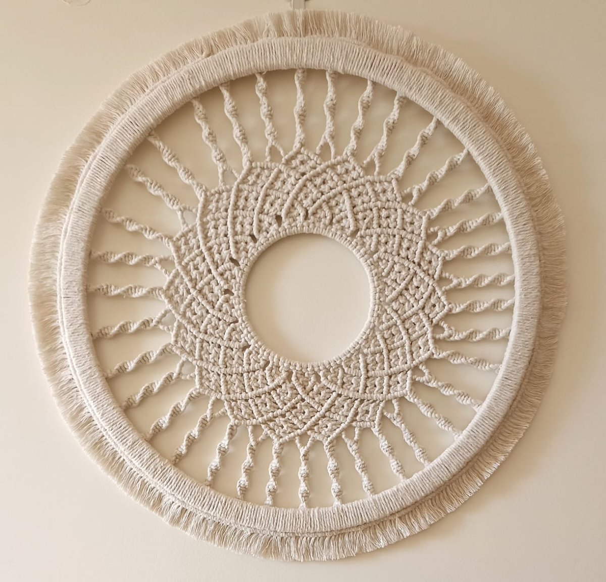 AhdMakrame's tweet photo. White Lotus 
Un chef-d'oeuvre en macramé de style bohème. Avec ses motifs inspirés des nénuphars flottants sur l'eau et ses fils tressés délicats, ce mandala est un choix parfait pour ajouter une touche de nature à votre décoration d'intérieur https://t.co/bHvyFPS831