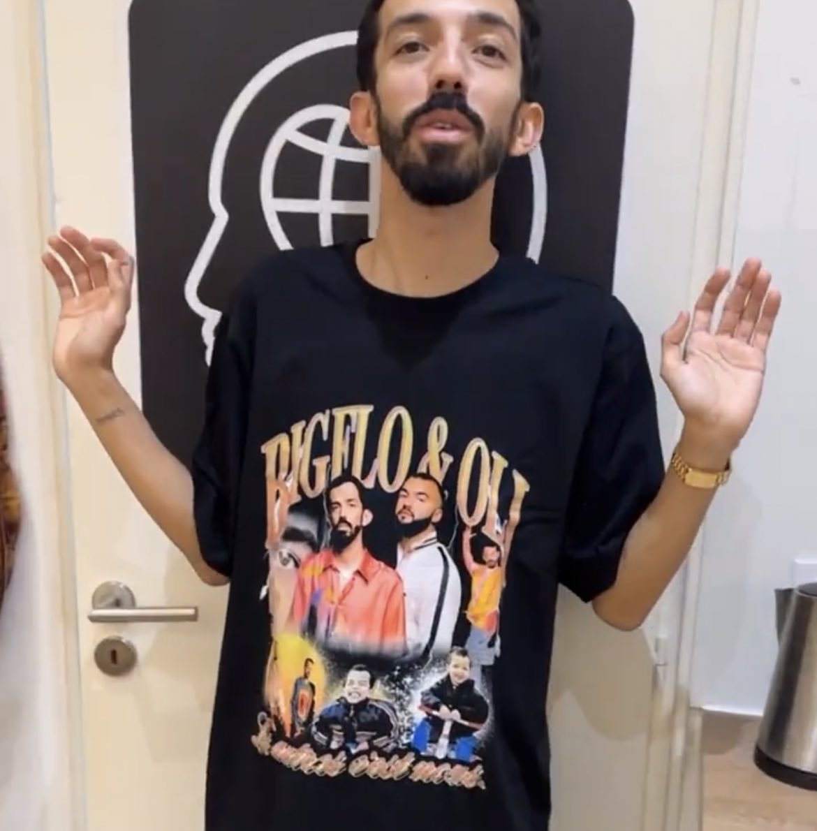 carlasolune's tweet photo. Je te le répète encore Oli @bigfloetoli même si le monde entier est contre moi j’achèterai ce haut, tu peux dire à Flo de ma part que c’est un génie 😂 https://t.co/oF3iT74oOt