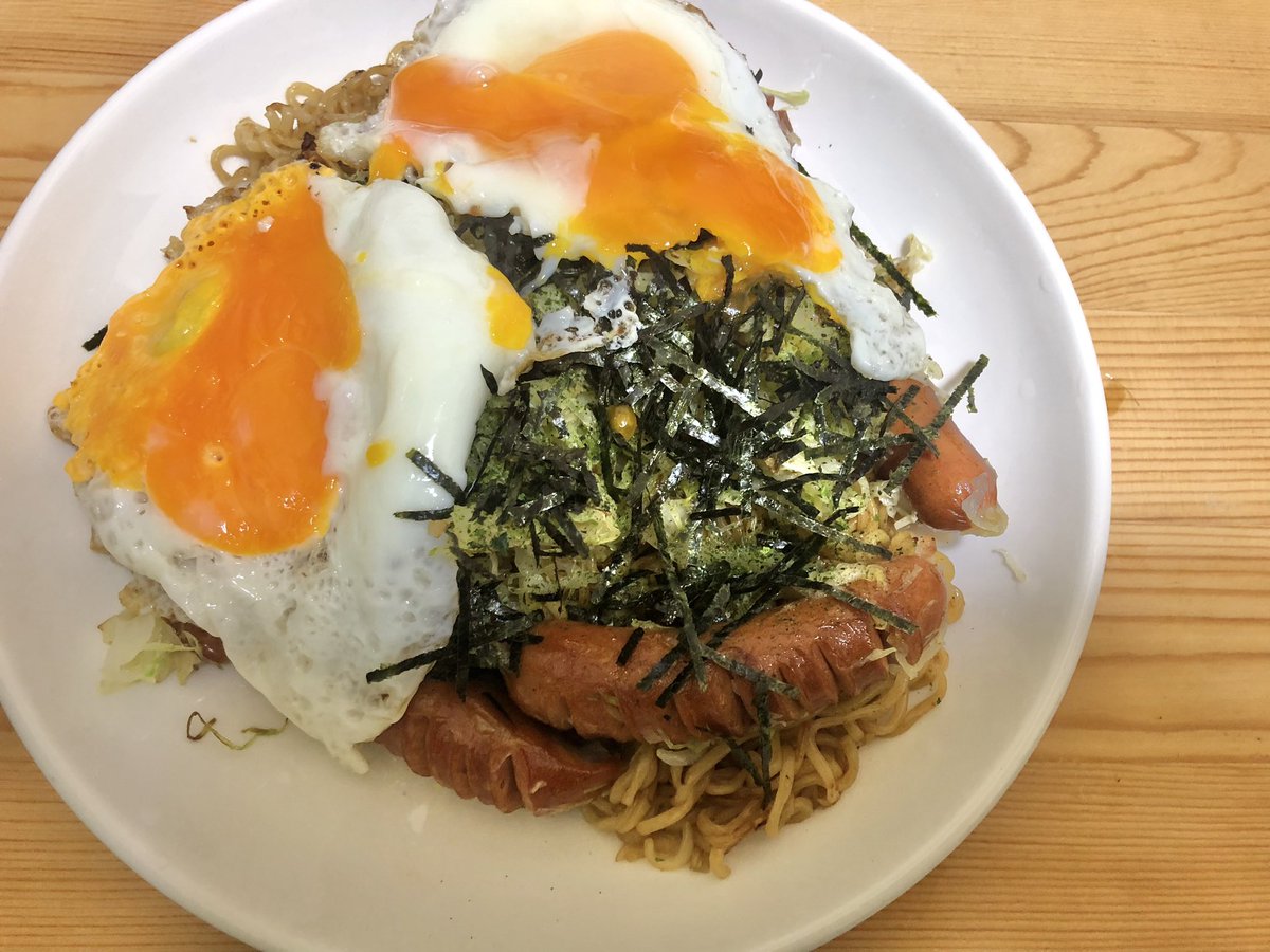 お疲れ様です🫡 焼きそば食べて寝ます🥱