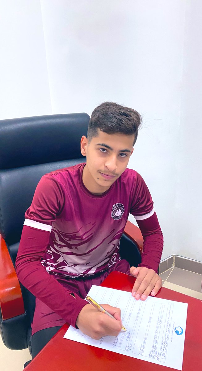 alfaidi_10's tweet photo. اللهم لك الحمد ولك الشكر وقعت مع ناديّي وبيتي الثاني نادي الجبلين أول عقد احترافي لي لمدة ثلاث مواسم 2026🤎✍🏻.

أسأل الله العظيم بأن أكون عند حسن ظن الجميع وشكراً لأدارة النادي 
ورئيسها أ/راجح المشعل على ثقتهم فيني🤎.
@aljabalainFC https://t.co/9yQ5gK6h9K