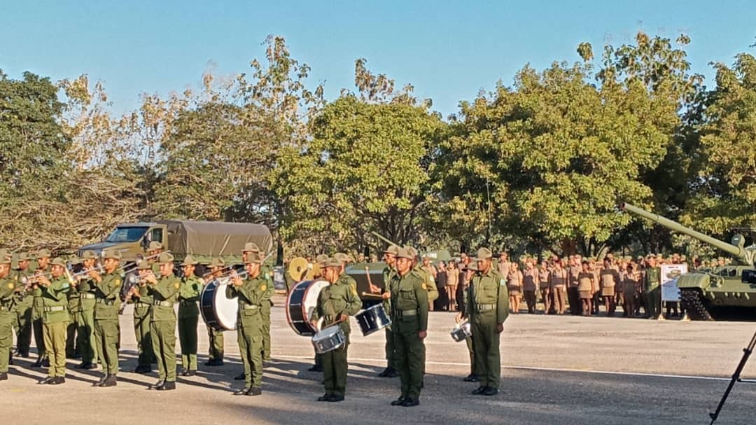 La Defensa no se descuida, en la gran unidad de tanques "Rescate de Sanguily" comienza el Año de Preparación para la Defensa 2023.
Soldados y oficiales que con orgullo cumplen el sagrado deber de defender la Patria.
#PuebloUniformado 
#JuntarYVencer