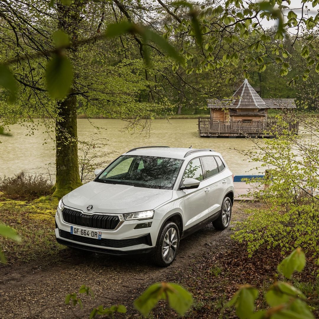 AutocenterLV's tweet photo. Esta foto es la definición más rápida de felicidad que hemos encontrado.🙌🏻🤩

#ŠKODA #KAROQ https://t.co/1k0D8lKo0D