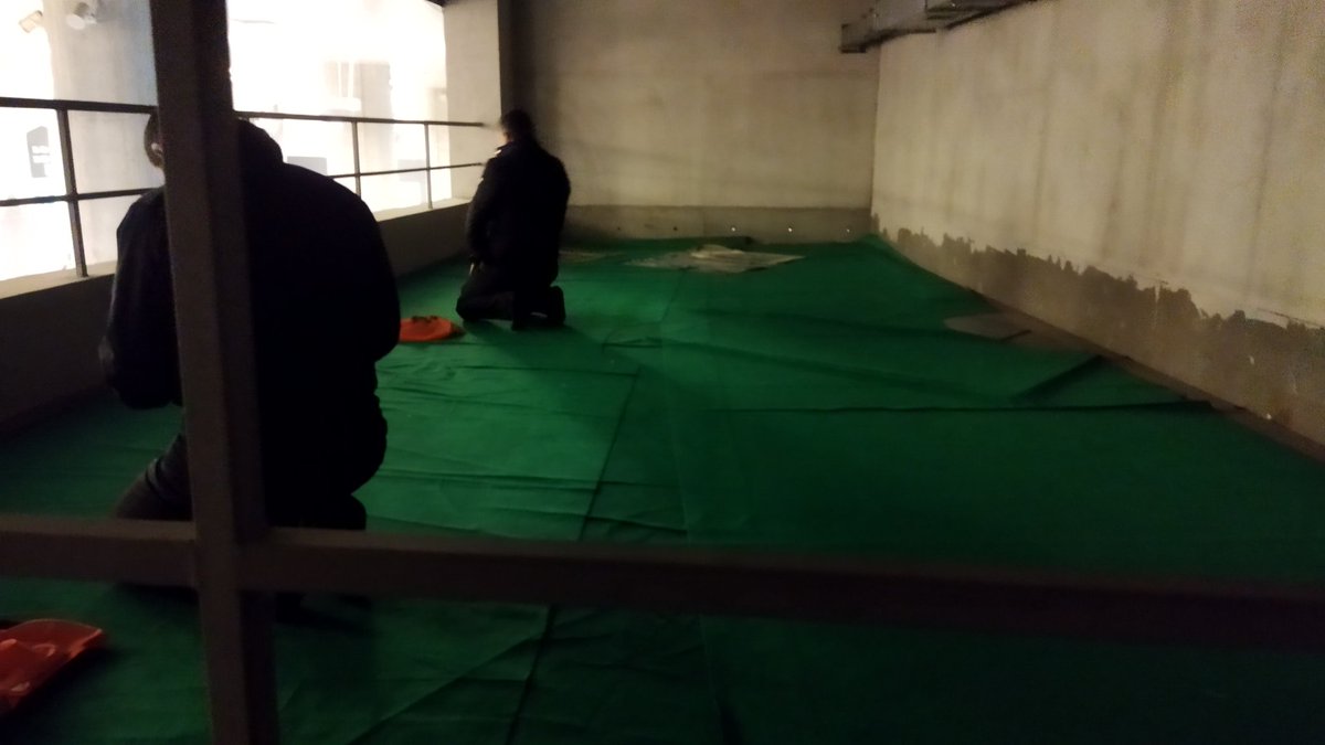 İbadetini yapmak isteyen insanlar için burayı mı uygun gördünüz Galatasaray SK.Daha konforlu şartları sunmak çok zor olmasa gerek.Tozu, toprağı da cabası.Bir kabin yapılabilir,bir oda ayrılabilir veya daha fazlası.Ne dersiniz.