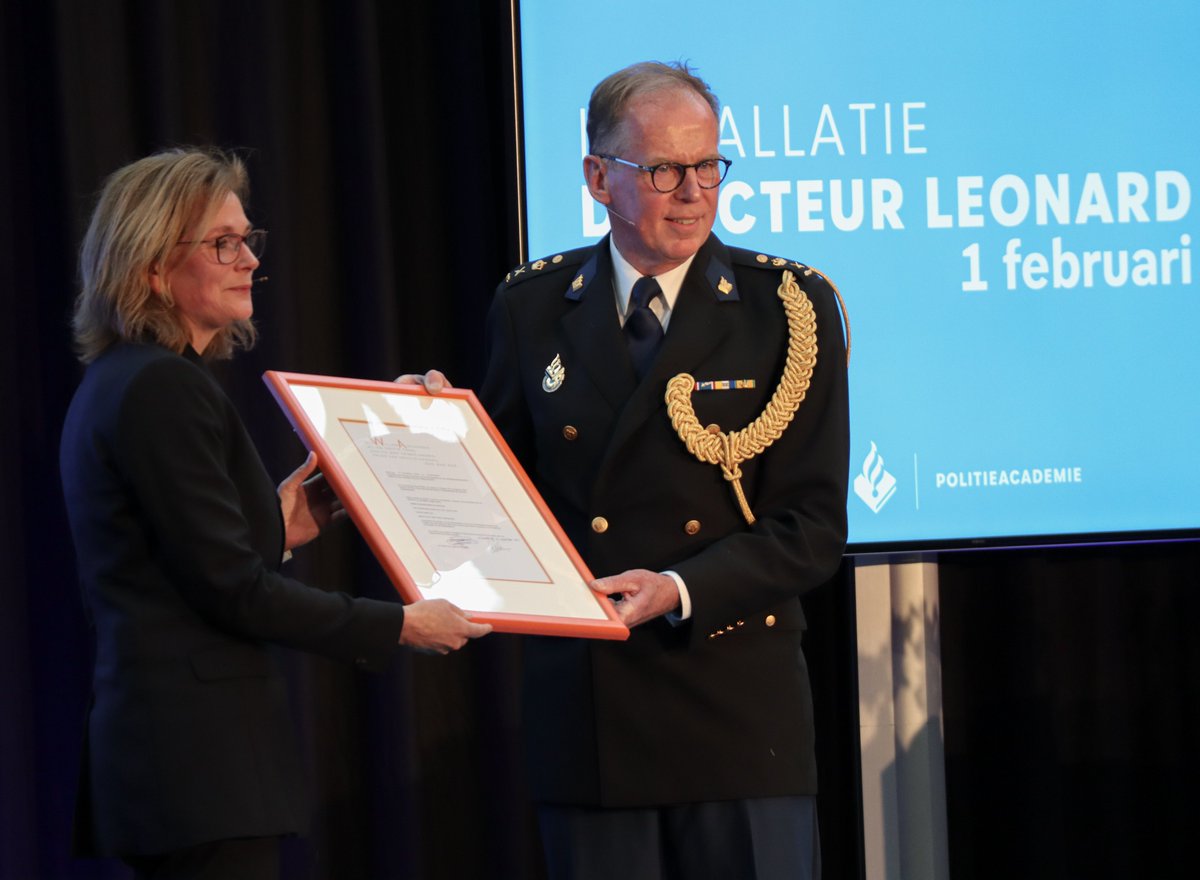 Op de Politieacademie in Apeldoorn is vandaag Leonard Kok geïnstalleerd als nieuwe directeur. In het atrium nam Monique Vogelzang, directeur-generaal Politie en Veiligheidsregio's bij het ministerie van Justitie en Veiligheid, Leonard de eed af. >> bit.ly/installatie-le…