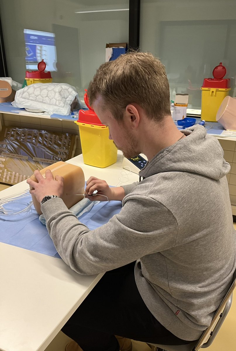 PalmuSauli's tweet photo. @Peetu_Trials tutkii yhdessä lääketieteen opiskelijoiden kanssa @taitokeskus @TamCAM_TAU . Tarkoitus on selvittää auttaako @IQ_Needle älyneula kokematonta pistäjää lanneipiston suorituksessa. Jännää on😀 https://t.co/LwfRxAESVM