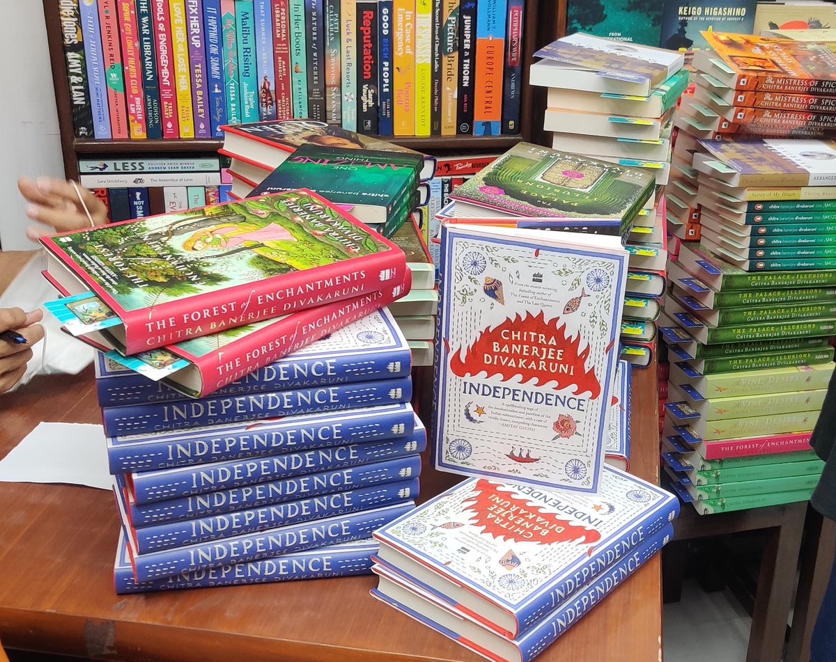 Bahrisons_books's tweet photo. Thank you @cdivakaruni for the wonderful visit to the store and signing all those books for us ! The readers were delighted to get an opportunity to talk to you !
@HarperCollinsIN
@PanMacIndia
#readwithbahri https://t.co/9scqaXSxXI