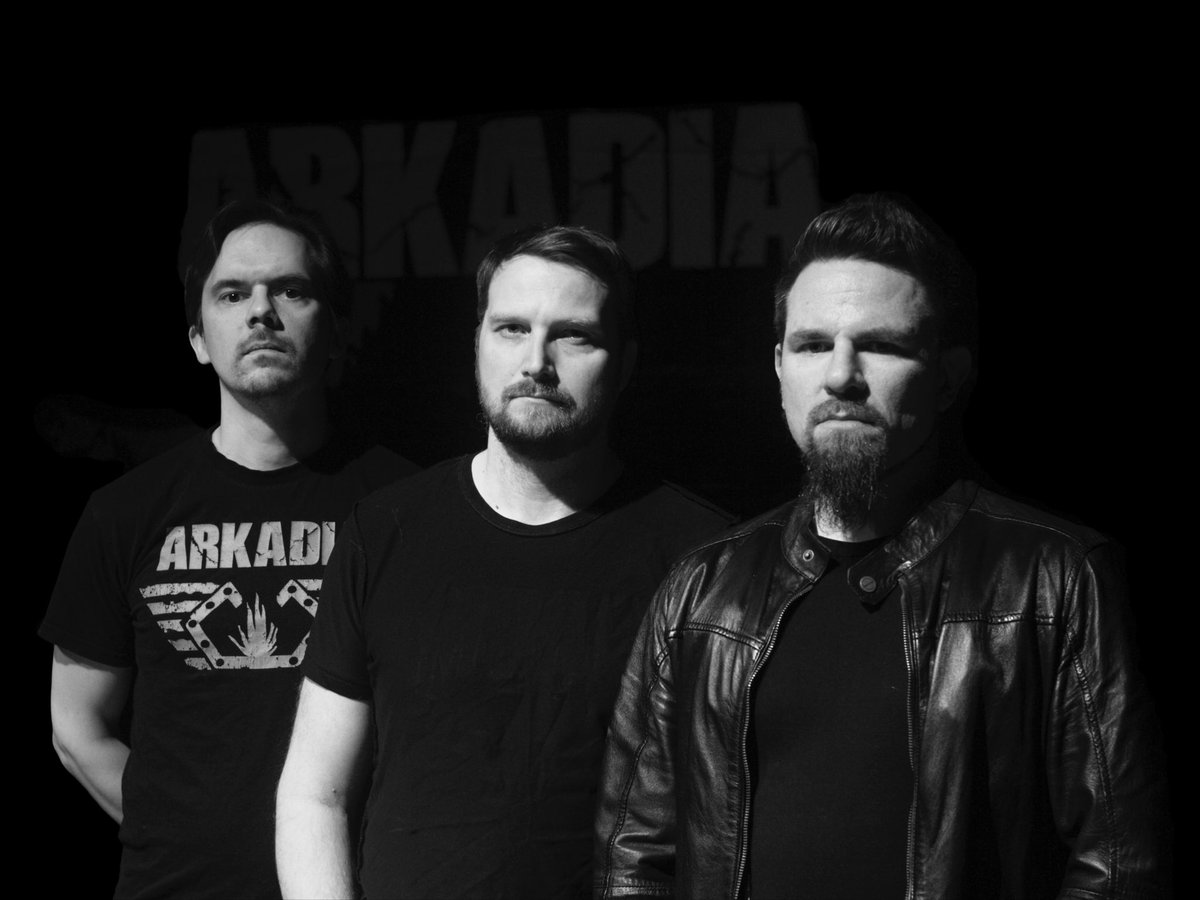 arkadiaFIN's tweet photo. Ostaisitko tämän näköisiltä tyypeiltä käytetyn basson? https://t.co/NxkAF1jRyB