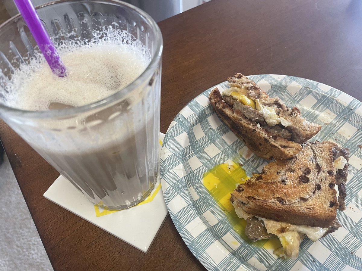stephys_house's tweet photo. mornings are so much better since i started making myself a breakfast sandwich and vanilla sweet cream cold brew every morning. does this romanticizing your life shit actually work?? https://t.co/0CmFow4ZWo