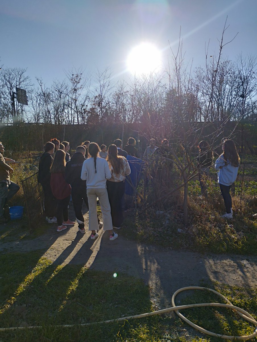 #estápasando en los huertos <a href="/unicomplutense/">Complutense</a> el inicio del curso de «Agroecología y Educación Ecosocial: módulo II, Invierno-Primavera»👩‍🌾
Hoy en “HuertAula Cantarranas” en Moncloa y mañana en el huerto de Somosaguas “Sabía Bruta-Javier Garrido” 
➕Cursos👇 x.com/medioambUCM/st…