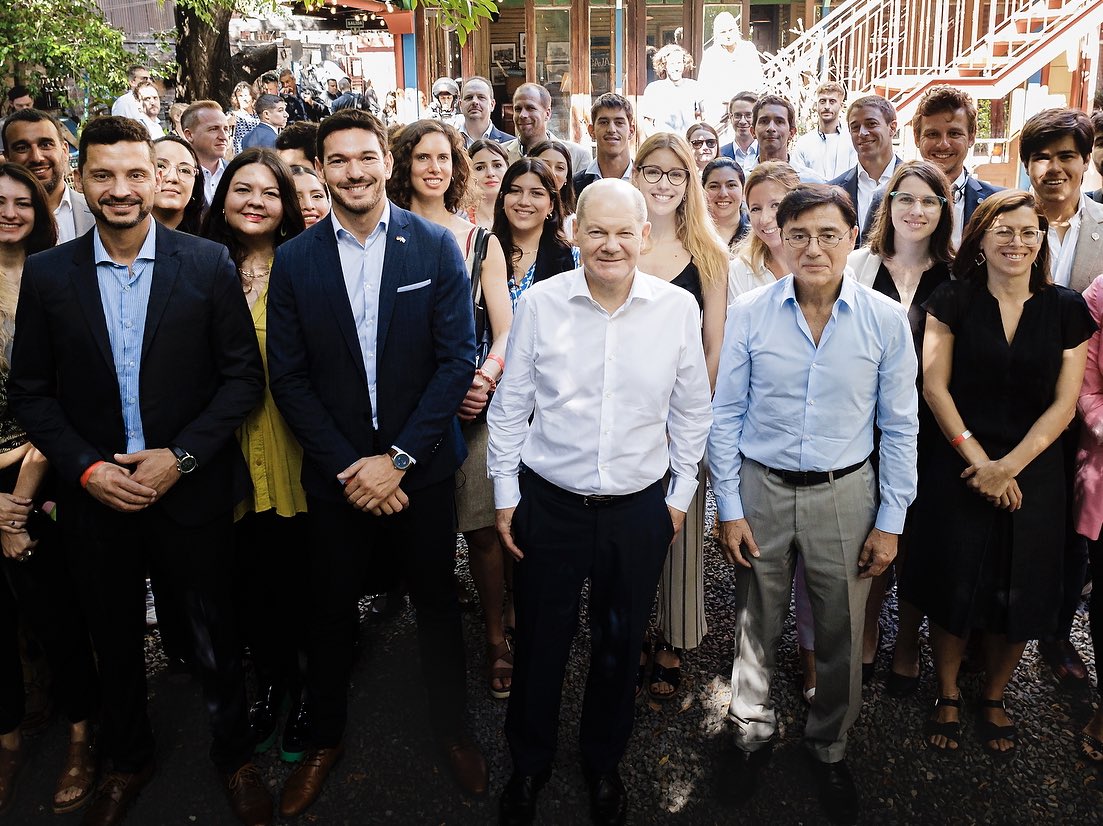 Fui invitado por la Embajada de Alemania a compartir un desayuno con el Canciller Alemán <a href="/OlafScholz/">Olaf Scholz</a> en el marco de su visita oficial a la República Argentina; participé como representante de nuestra Fundación <a href="/hacemosarg/">Hacemos Argentina</a>. 

(1/3)