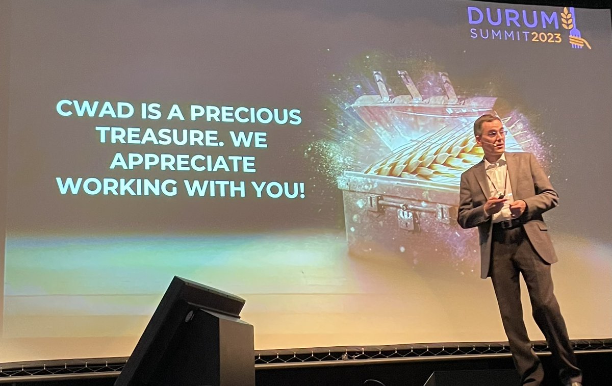 SeCanLauren's tweet photo. Awww Canadian 🇨🇦 #durum is a precious treasure 🥰 #DurumSummit #DurumSummit23 #CWAD https://t.co/kuzECGNatW