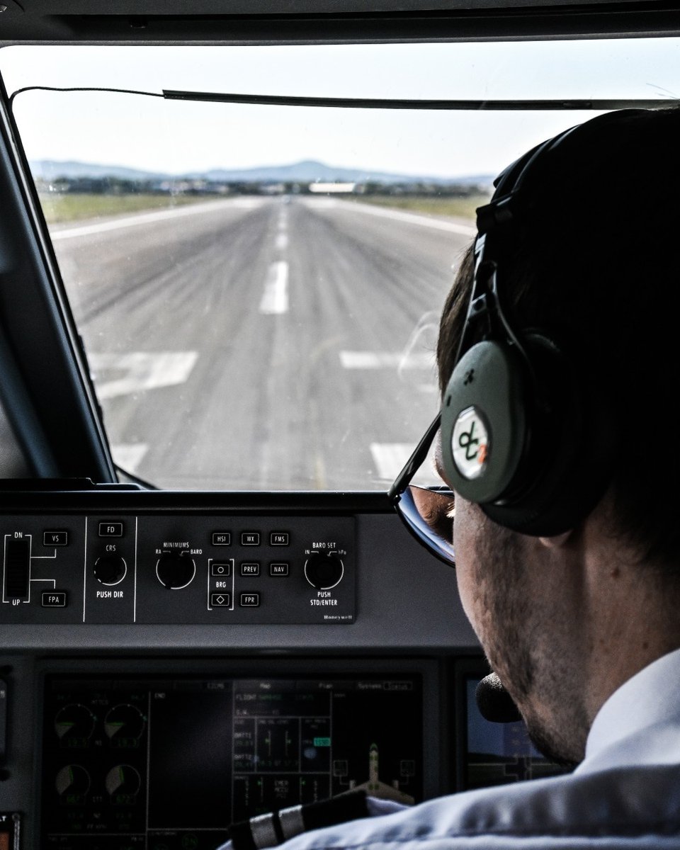 helvetic_en's tweet image. 💡 Dear Followers, we are in Florence on runway 23 ready to fly back to Zurich. Did you know that only the captain is allowed to land in Florence? That is due to the special terrain around the airport. However, the co-pilot is allowed to take off ✈. 

#pilotlife #pilotviews