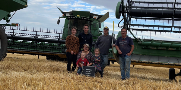 realagriculture's tweet photo. Central Alberta farmer wins 160 Acres of Gold giveaway @SeedMasterMfg https://t.co/ElLU4jORZd
#cdnag #ontag #westcdnag #seedmaster #canolamaster https://t.co/W7rSiVM6UC