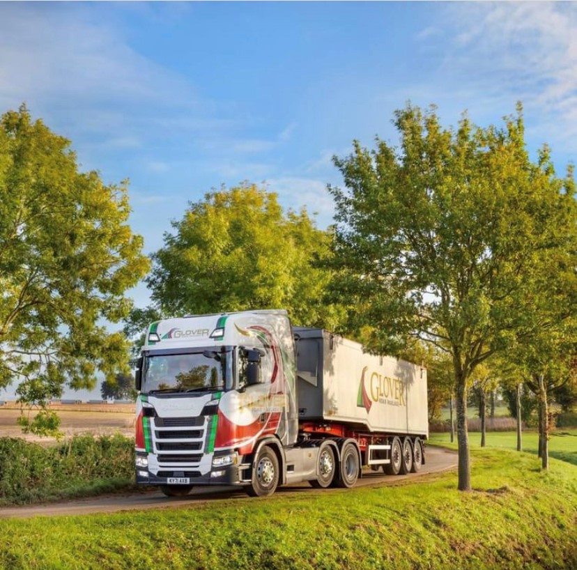 TruckEast's tweet photo. Living the rural life... Check out these great shots shared by Glover Haulage of their Scania's out and about across East Anglia.
#scania #truckeast #bulktipper #flatbed #farming https://t.co/HpVGvozrhr