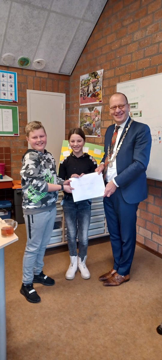 tcsegers's tweet photo. Groep 6 van de “Schakel” in Nieuw Lekkerland heeft brieven geschreven aan de burgemeester.  Ik heb ze zelf opgehaald. https://t.co/dPkivQcix1