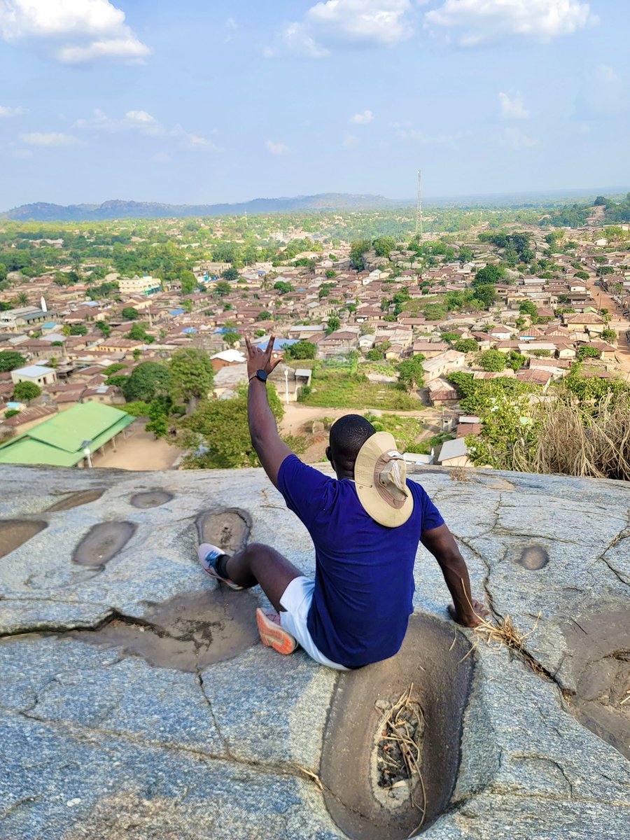 TravelwithOla's tweet photo. Laquelle visiteriez-vous en premier entre la colline de photo 1 et la colline de photo 2?  Vue sur habitations ou vue sur paysage vert?
#Africa #travelblogger #destinationbenin #benin https://t.co/dSLAbCKK9o