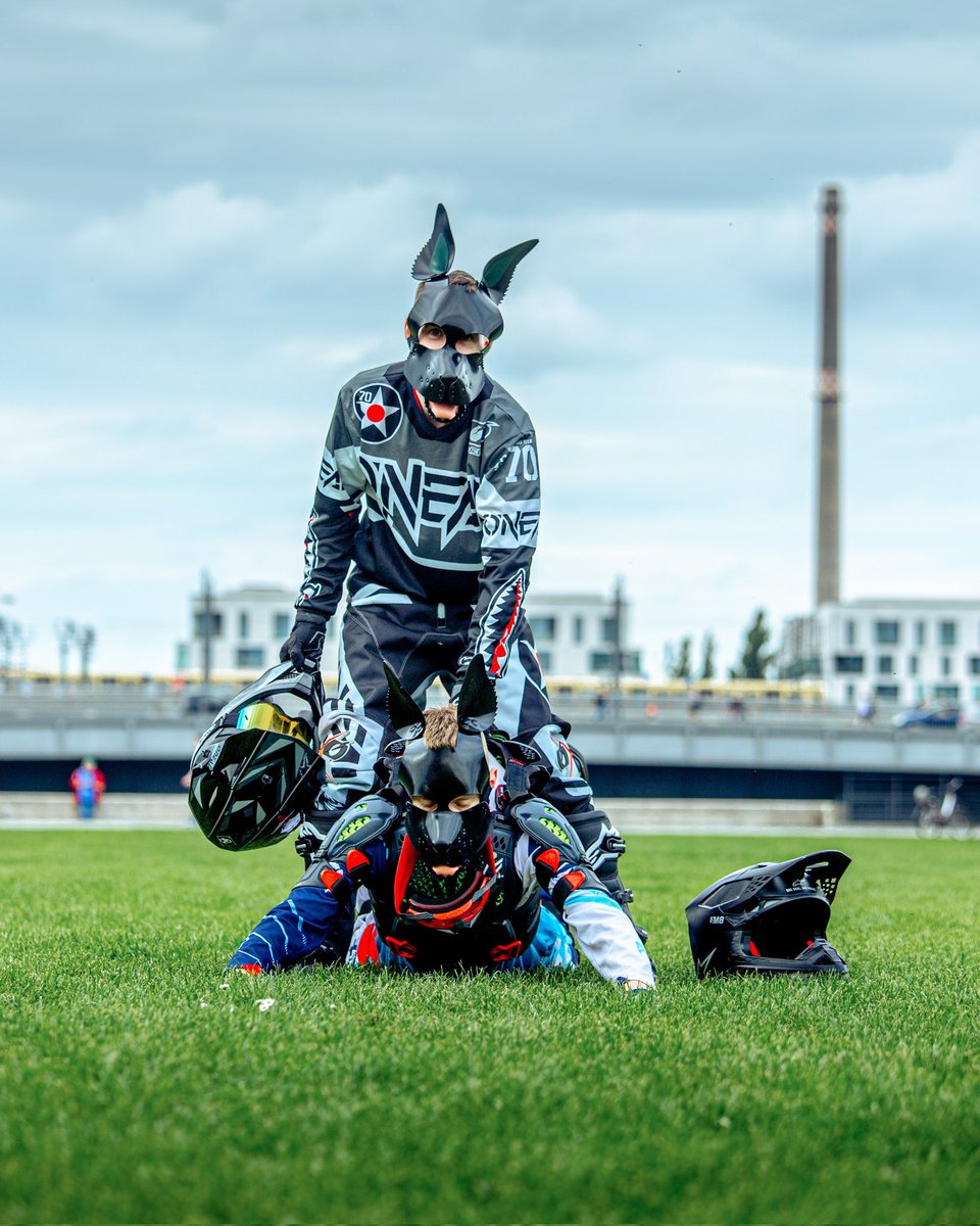 Me and <a href="/pupsparkle5/">Sparkle🌟 🔜 Darklands 2025</a> are open for a handler!
 We don't bite at first sight, and you got 2 cute pups for the price of one😉🐶

📸: <a href="/GEARimages/">GEARimages | NFC 2023</a>