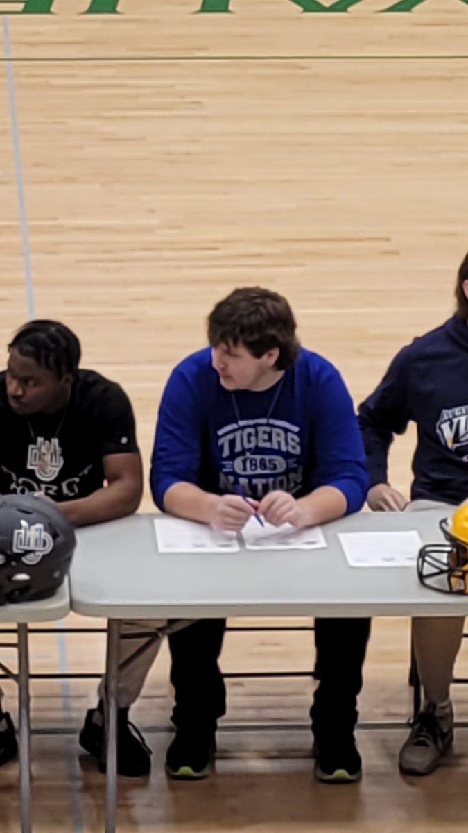 nateknuth's tweet photo. Jefferson High School holds its college athletics signing day. DWU Tigers!! @JKnuth79 @CoachCimpl #BleedBlue @dwtigerfootball https://t.co/aOfm8rYl0d