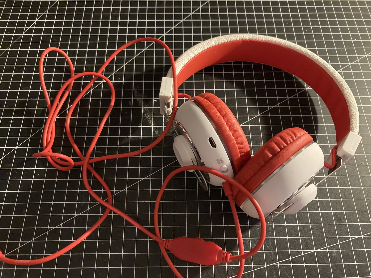 WatsonHier's tweet photo. #wish2hand Kabelgebundene Headphones/Kopfhörer. Kein Headset, kein Mikro. Gegen 5,49€ Porto abzugeben 📫 https://t.co/j3e0HUB1kZ
