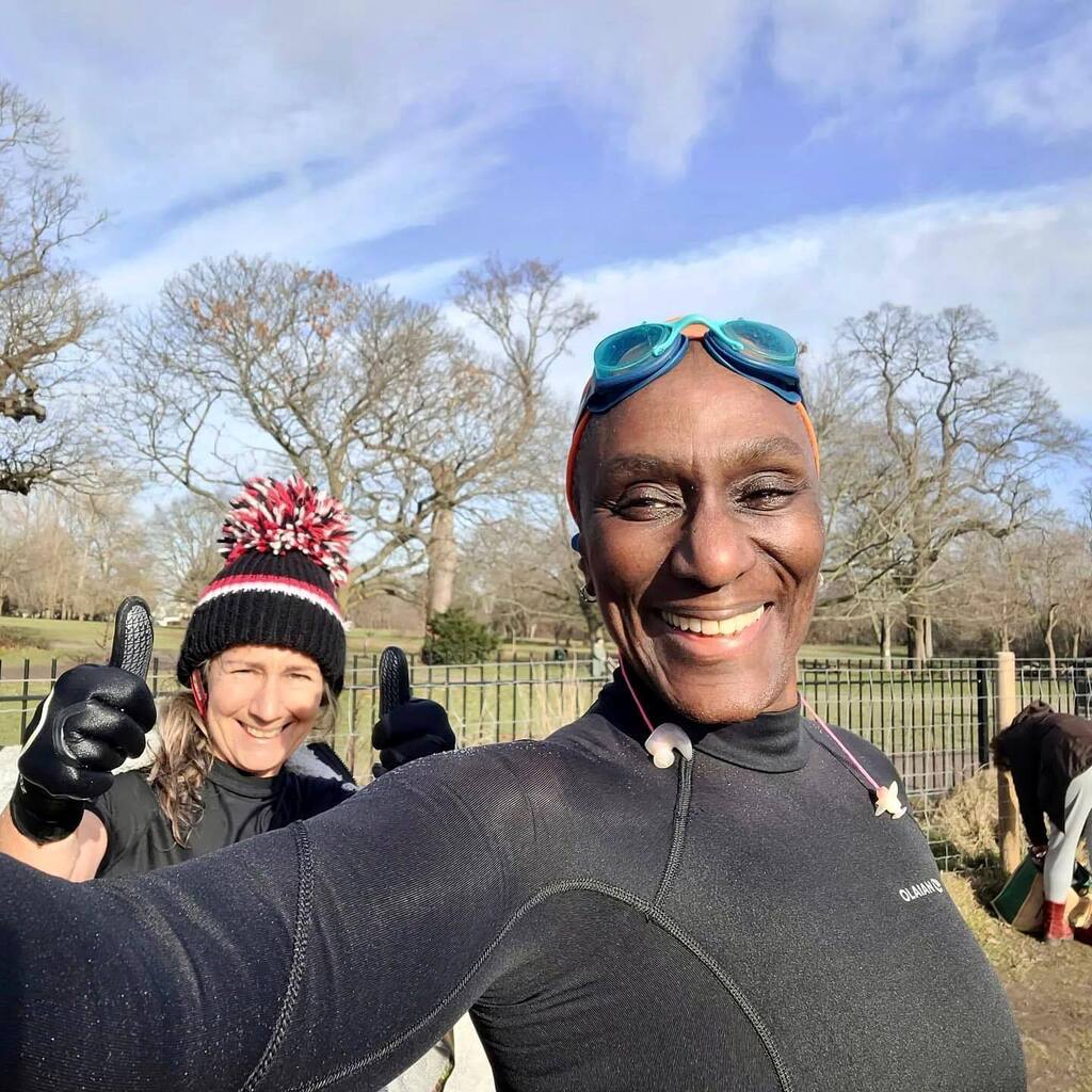 3.7oc 🥶 Cold water and a warm welcome from our friends at Beckenham Lake this morning. Hot chocolate all round !
@ptpcoaching_bpp_lake @beckenhamplacepark @thehomesteadcafebpp #coldwaterswimming #wildswimming #triathlete #swimming #facesaysitall instagr.am/p/CoH_sm5IPwe/