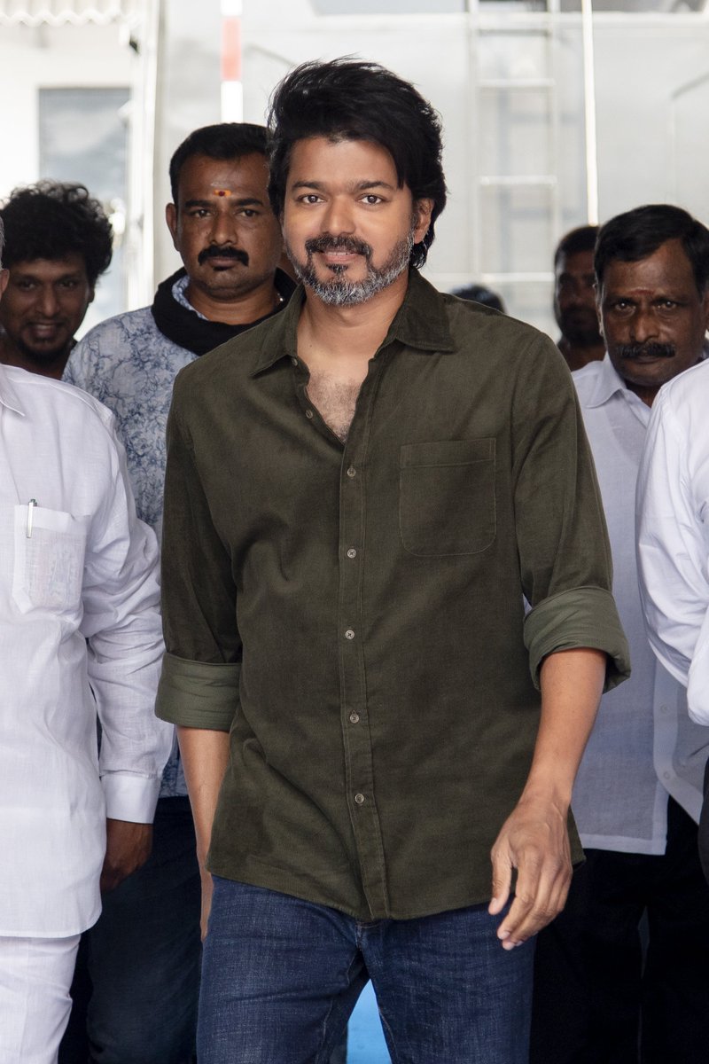 ravyscinema's tweet photo. Check out these amazing stills from the pooja of #ThalapathyVijay's #Thalapathy67 also starring #Trisha and #ArjunSarja

#RavysCinema https://t.co/PTqSWi1RAv