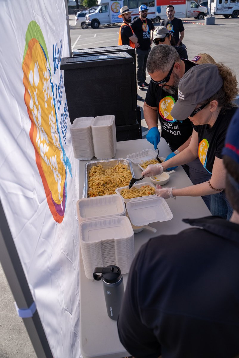 Rains & flooding last month left farming communities around Oxnard, CA out of work & with limited means to get food—many are still recovering. This weekend, WCK supported a local food distribution by providing 2,000 hot meals. #ChefsForCalifornia