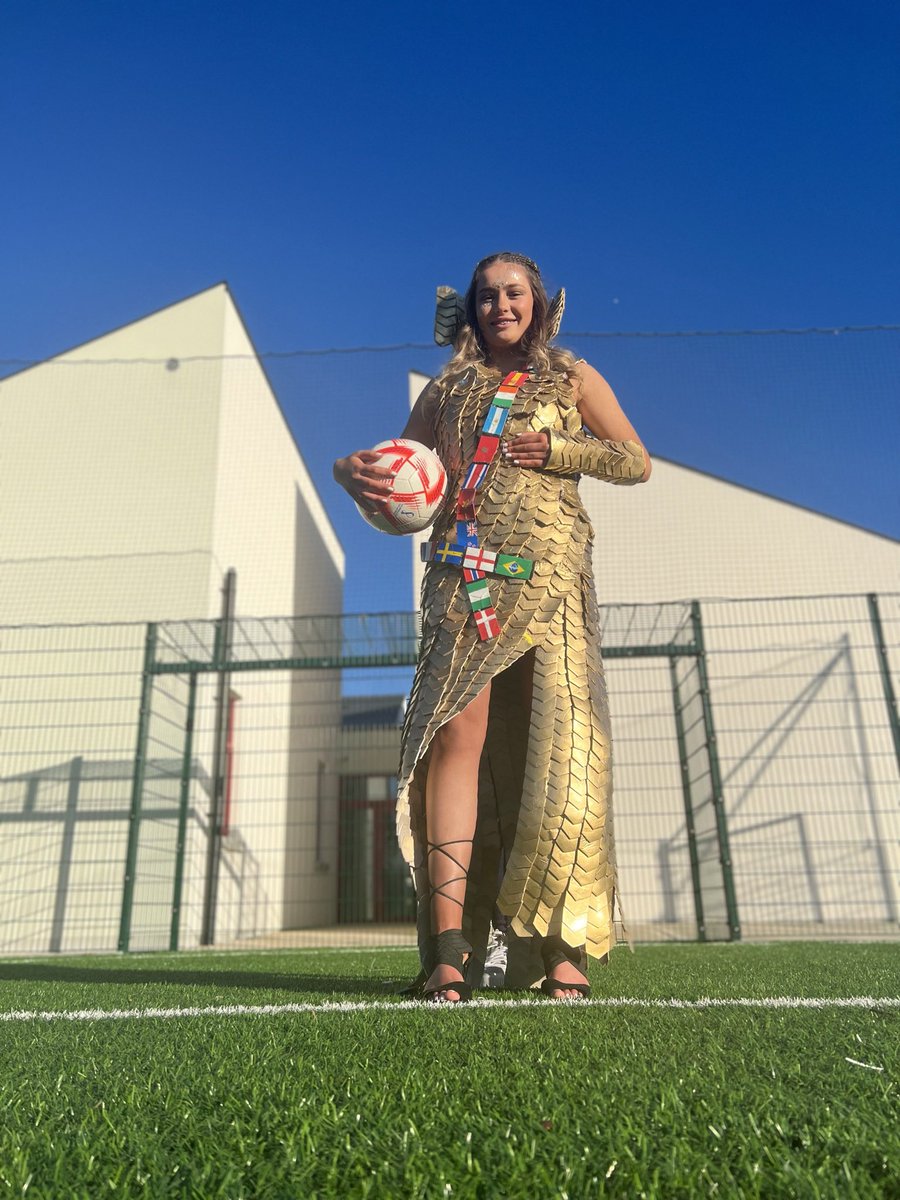 😱👏🏼💃🏼⚽️ Ultimate Goals @junkkouture design is inspired by the @FIFAWWC. 32 teams are represented on the dress, made from old footballs, with the design inspired by the shape of the trophy. It is modelled by @YouthsWomen player Aoibheann Rankin. @FAIreland @HerSportDotIE