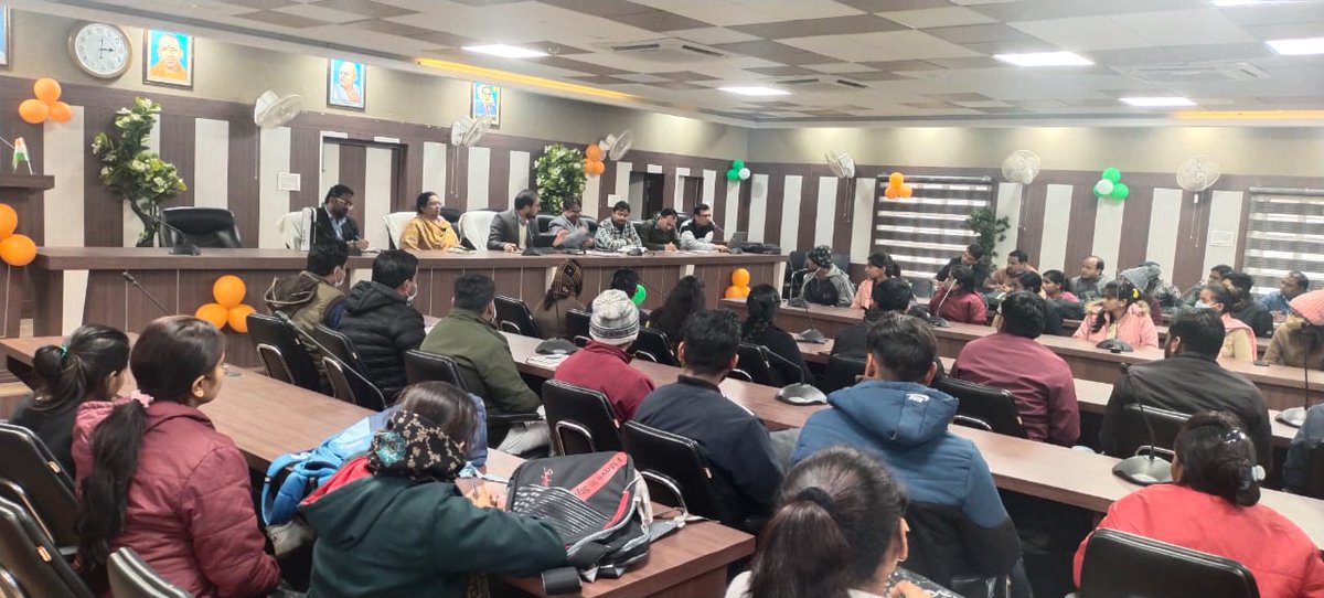 जिला पंचायत सभागार में स्वास्थ्य विभाग के सभी नवागन्तुक सीएचओ एसीएमओ व सीएमओ के साथ बैठक की गई, हेल्थ एवं वेलनेस सेन्टर को अंतिम पंक्ति तक प्रभावी क्रियान्वयन हेतु उक्त कार्ययोजना के लिए यथा आवश्यक निर्देश दिए गए। <a href="/DmMaharajganj/">DM Maharajganj</a> <a href="/CMOfficeUP/">CM Office, GoUP</a> <a href="/ChiefSecyUP/">S.P. Goyal, Chief Secretary, GoUP</a> @apcuttarpradesh