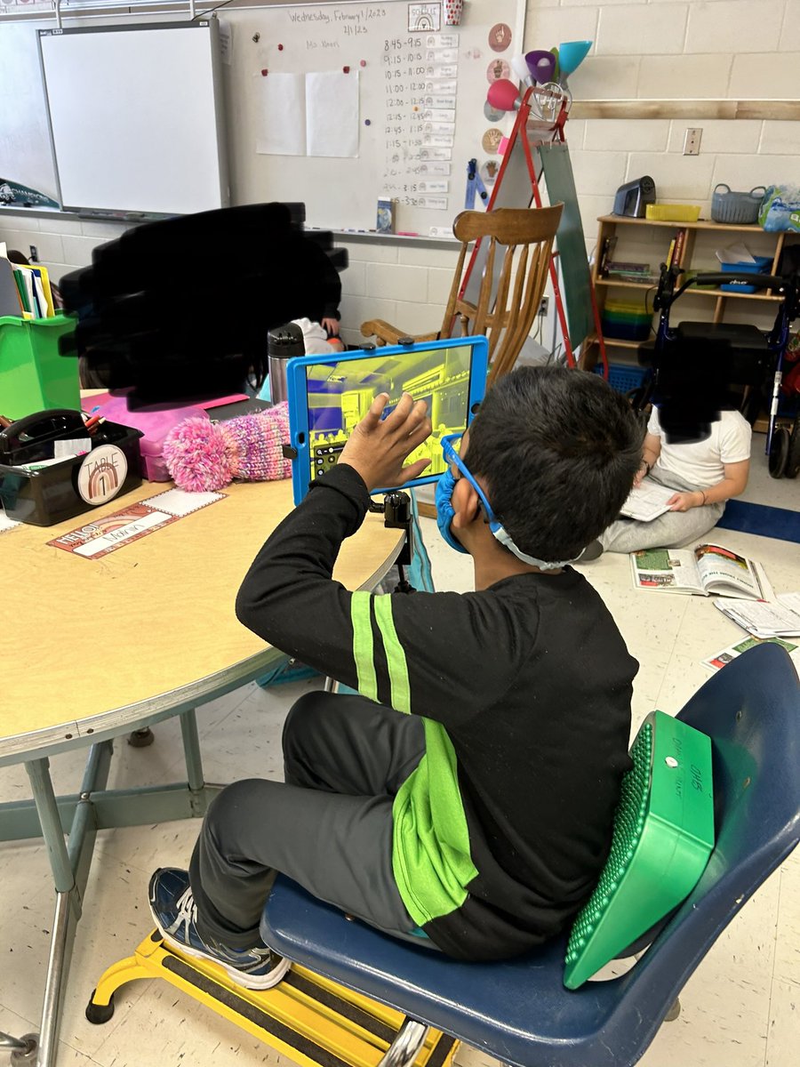 ATS_FCPS's tweet image. Good feeling of the day…when you have a new gadget and everyone wants to see what it is all about. #inclusion #VisionSupport #atstph @ohesnews