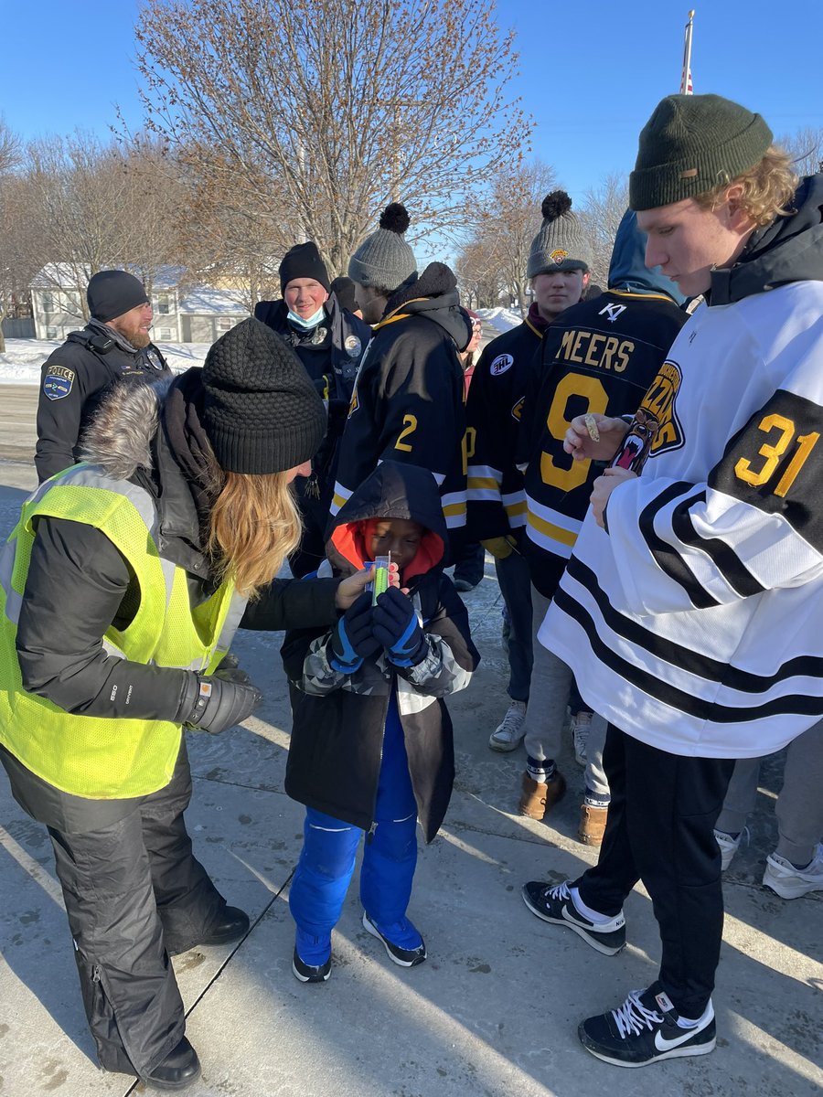 Winter walk to school day was a huge success! Get outside today! Minnesota winters are refreshing☀️🐊 @RPSGage @MsJMcLaren thanks for organizing! @MnDOT  @RochesterMNPD @RochesterGrizz #GageGators