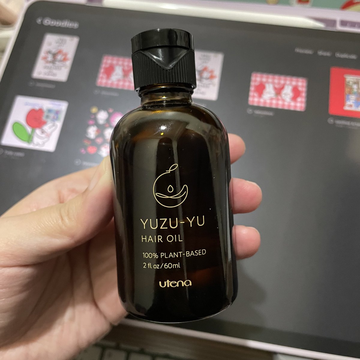 แนะนำของชอบล่าสุด : ออยล์ใส่ผมกลิ่นส้มยูสุฮะ ซื้อสุ่มๆ มาจากมัตสึคิโยะ ใช้ 3-4 หยดถูๆ กับมือแล้วลูบผม เวลาหวีแล้วลื่นดี (เราไม่ใช้ครีมนวด ขี้เกียจล้าง ผมมันเลยจะแห้งๆ ใส่ออยละช่วยได้เยอะ) แต่กลิ่นไม่ติดผมนะ กลิ่นแชมพูมันกลบ 
ลองหาในแอปมีร้านนี้ขาย https://t.co/Lwl803FovK 