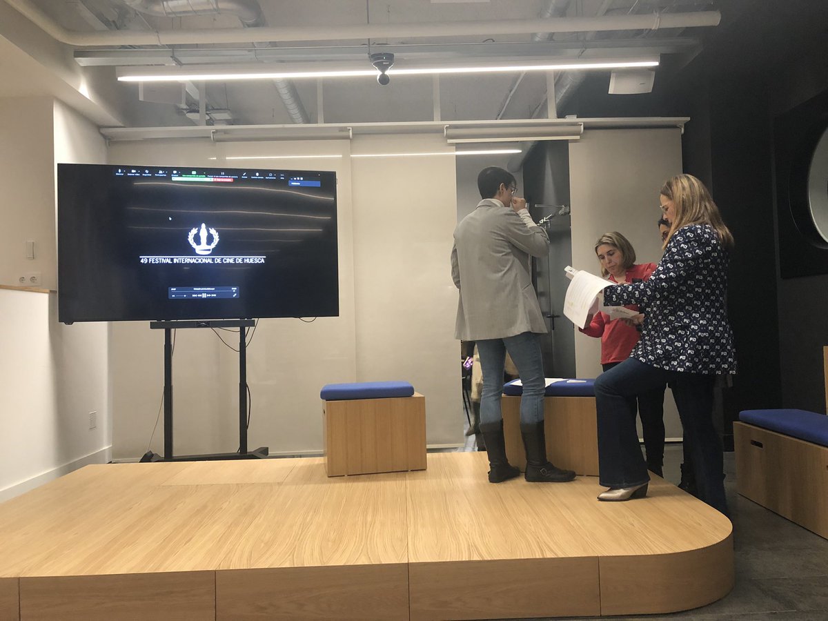 iandradega's tweet photo. Últimos minutos de repaso compartido antes de comenzar el encuentro en Madrid de #LaEscuelaloPrimero 2 con la emoción a flor de piel. ¡Nos vemos en breve con #gamificación #cocreación #cineyeducación!
@Cotec_Innova @CPRamiroSolans @escuela21org @azuvazgut #LELP https://t.co/no6F7gZAFs