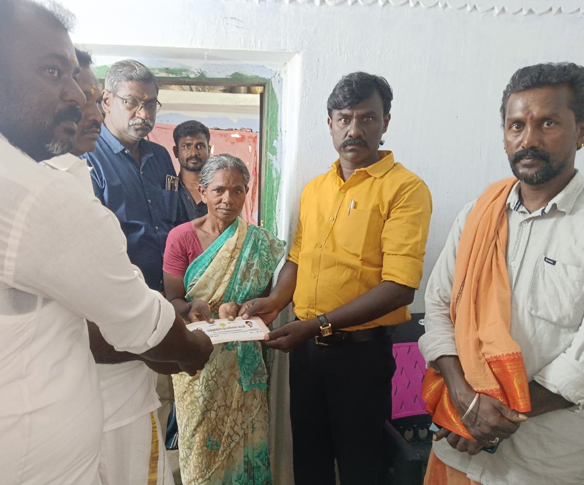 TamilvananDKV's tweet photo. பாலமேடு ஜல்லிக்கட்டில் வீரமரணம் அடைந்த மாவீரன் அரவிந்தராஜ் குடும்பத்திற்கு மருத நாட்டு வேங்கைகள் கட்சி தலைவர் திரு .பனை.இராஜ்குமார் அவர்கள் 25000 நிதி உதவி வழங்கினார் நிர்வாகிகள் உடனிருந்தனர் ‌.அண்ணன் அவர்களுக்கு மனமார்ந்த நன்றிகள் வாழ்த்துகள்🙏💐 @Alagupa74181016 @arivumathi551 https://t.co/OvpMVnECWT