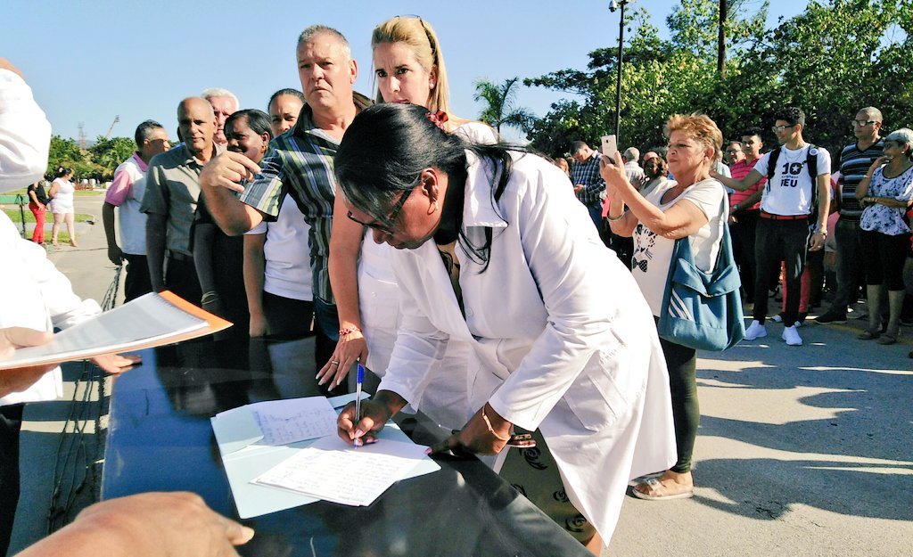 Realizan en #SantiagodeCuba acto de entrega de los compromisos de trabajo de los organismos, entidades y organizaciones políticas y de masas por el aniversario 70 de la gesta del Moncada. 

#JuntarYVencer #CubaViveYTrabaja <a href="/DiazCanelB/">Miguel Díaz-Canel Bermúdez</a> <a href="/RamnMonte1/">José Ramón Monteagudo Ruiz</a> <a href="/BeatrizJUrrutia/">Beatriz Johnson Urrutia</a> <a href="/PresidenciaCuba/">Presidencia Cuba 🇨🇺</a>