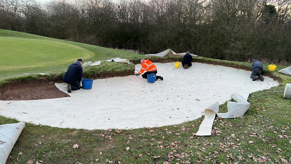 BunkerMat_com's tweet photo. Just the 13 bunkers in today! 1100m2 of #BunkerMat installed and bunkers ready for fresh sand. Even managed a cheeky early finish. #BigTeamCrackedOn #FastCleanEfficient #BuildingBunkersBetter #ReducedMaintenanceCosts @TurfMatters @ukgolfguy @UKGolfClubs @Greentech_Ltd https://t.co/NBDAuBjutl