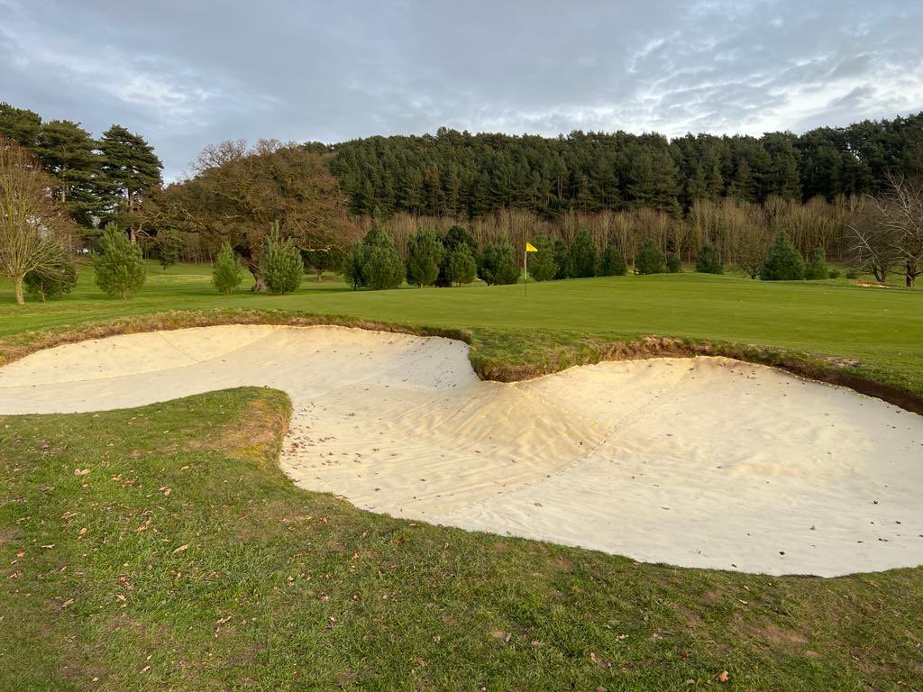 BunkerMat_com's tweet photo. Just the 13 bunkers in today! 1100m2 of #BunkerMat installed and bunkers ready for fresh sand. Even managed a cheeky early finish. #BigTeamCrackedOn #FastCleanEfficient #BuildingBunkersBetter #ReducedMaintenanceCosts @TurfMatters @ukgolfguy @UKGolfClubs @Greentech_Ltd https://t.co/NBDAuBjutl