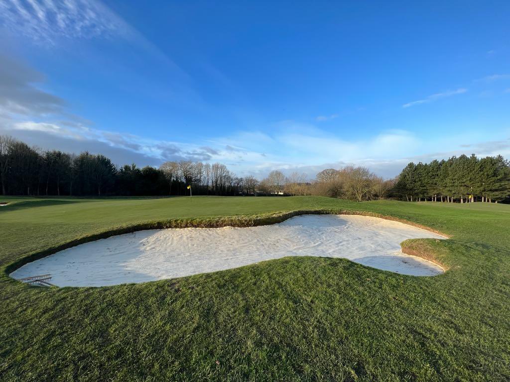 BunkerMat_com's tweet photo. Just the 13 bunkers in today! 1100m2 of #BunkerMat installed and bunkers ready for fresh sand. Even managed a cheeky early finish. #BigTeamCrackedOn #FastCleanEfficient #BuildingBunkersBetter #ReducedMaintenanceCosts @TurfMatters @ukgolfguy @UKGolfClubs @Greentech_Ltd https://t.co/NBDAuBjutl
