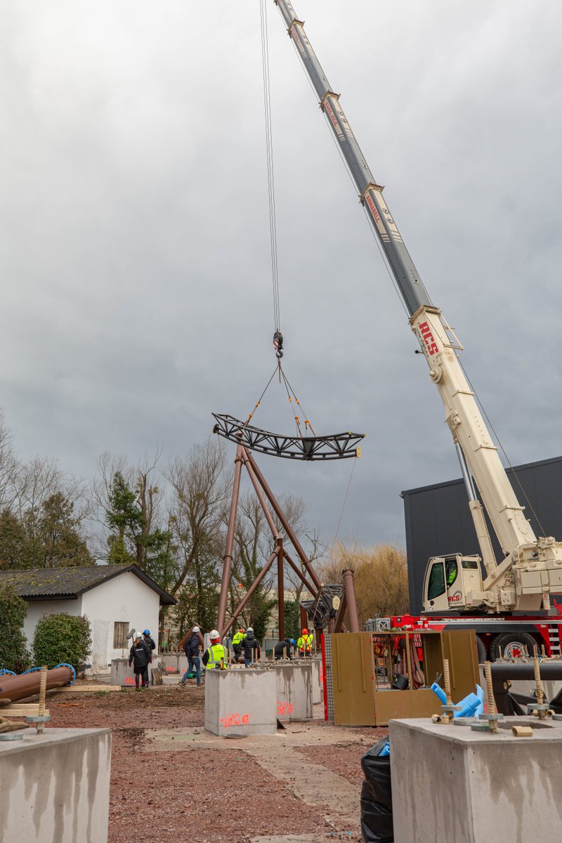 EuropaParkFR's tweet photo. Nouvelle étape très importante dans la construction du futur grand huit d'#EuropaPark : le tout premier rail a été installé ce matin ! 🤩 De nombreuses portions de rails de 8 à 12 mètres de long et pesant jusqu'à 3,5 tonnes chacune seront montées dans les prochains mois ! 🎢 🏗 https://t.co/sjEec33R0n