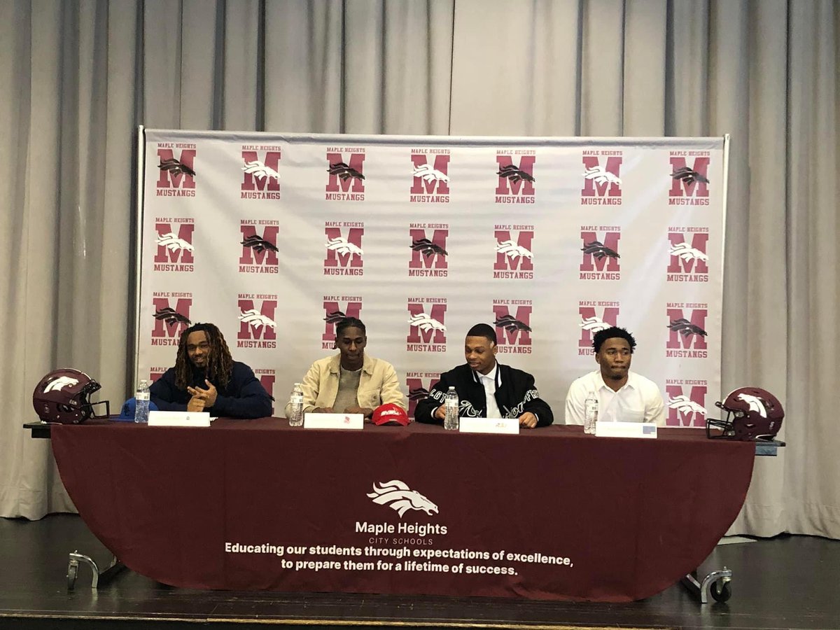 a_rahas's tweet photo. Congratulations Mustangs on Signing Day! @1ashtonpugh @Stinky12Collins @EdRobinsonIII @baker_jaiveon @CoachShaqWash #mustangfootball #damap https://t.co/1eF29kc4kl