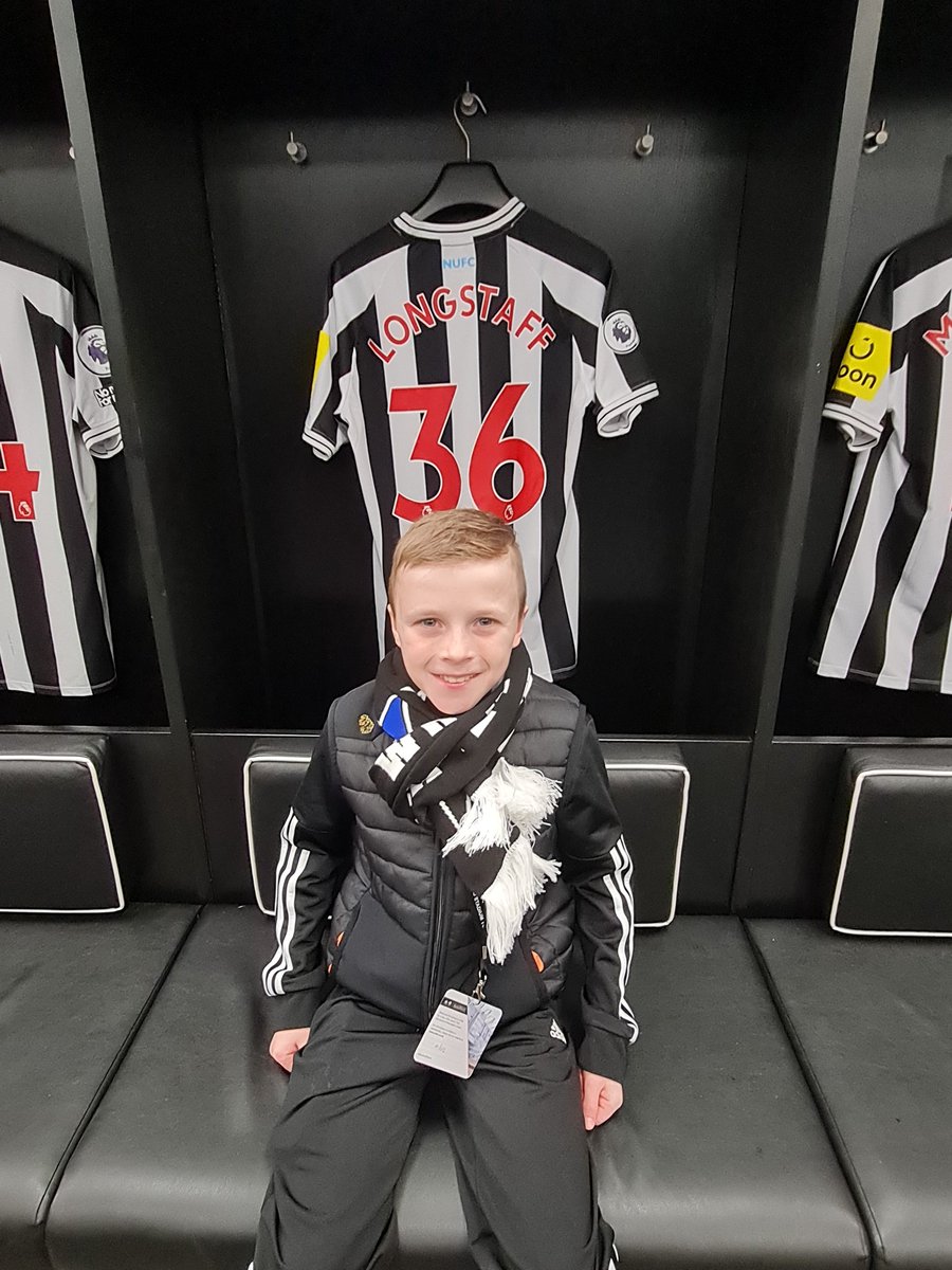 Macdonald78's tweet photo. What an atmosphere last night &amp; Today a wee surprise Stadium Tour for the wee man ⚫️⚪️#nufc @JacobMurphy95 🤣🤣⚫️⚪️⚫️⚪️ https://t.co/qmHgTL2KvS