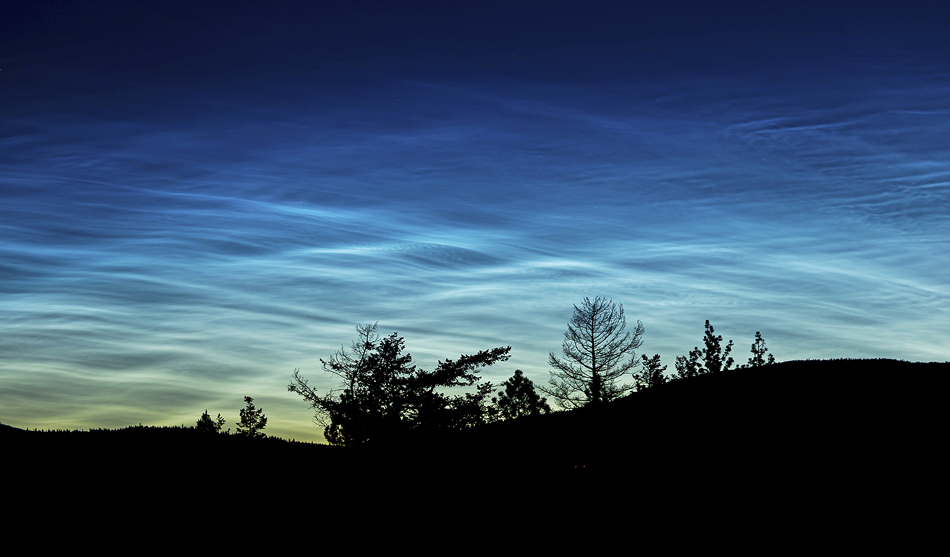 CloudCup2's tweet photo. Noctilucent Clouds (left), Beaver Tails (right) https://t.co/jiwDuiW3tP