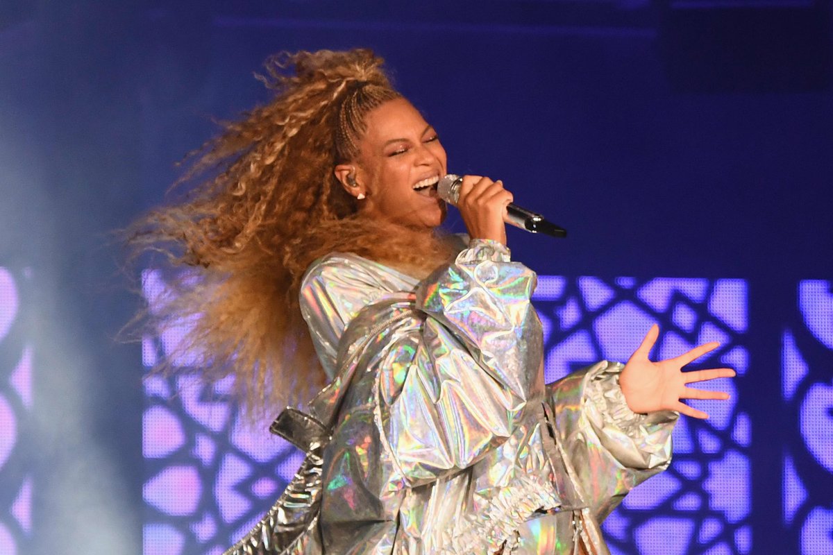 GossipRoomOff's tweet photo. 🚨 C’est officiel ! Beyoncé annonce une tournée mondiale qui passera par la France ! 🎤🇫🇷 (via Views)

Stade de France (Paris) 26 mai 
Stade Vélodrome (Marseille) 11 juin

Les billets seront mis en vente le mardi 7 février dès 10h. https://t.co/KpGTGi7yK9