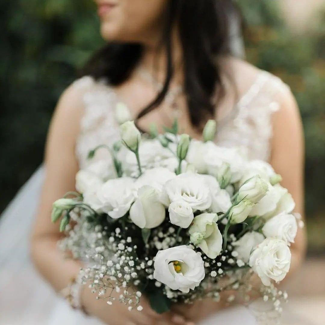 𝑾𝒊𝒕𝒉 𝒔𝒊𝒎𝒑𝒍𝒊𝒄𝒊𝒕𝒚 𝒄𝒐𝒎𝒆𝒔 𝒆𝒍𝒆𝒈𝒂𝒏𝒄𝒆! * White roses represent purity, loyalty and bring good fortune. We wish our stunning #KarleoBride Shivani Khare all of this and more.