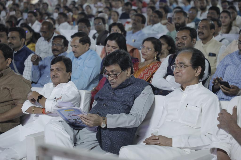AshokChavan1958's tweet photo. नांदेड येथे आयोजित महासत्संग गुरुवाणी कार्यक्रमाच्या निमित्ताने आज आध्यात्मिक गुरू श्री श्री रविशंकरजी यांच्या दर्शनाची व मार्गदर्शन ऐकण्याची संधी लाभली. काही काळ त्यांच्या सानिध्यात राहता आले, याचा मनःस्वी आनंद आहे.
@SriSri https://t.co/XMGD7qLPYQ