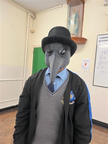 ArklowCBS's tweet image. Ms. Somers’ 1A history class had an interesting ‘guest beaker’ in today! 

Can you help solve this mystery?

1) What is this mask for?
2) Who would have worn it?
3) Who is behind the mask in today’s photographs❓❓❓

#historyhelp #JChistory